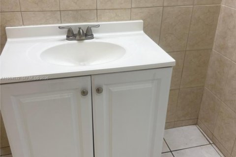 Снять в аренду квартиру в Майами, Флорида 1 спальня, 62.06м2, № 2045727 - фото 8