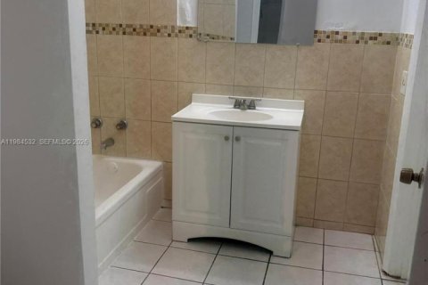 Снять в аренду квартиру в Майами, Флорида 1 спальня, 62.06м2, № 2045727 - фото 7