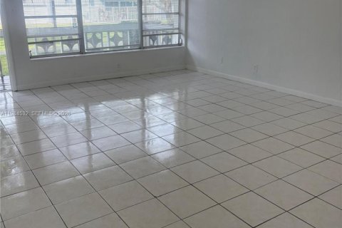 Снять в аренду квартиру в Майами, Флорида 1 спальня, 62.06м2, № 2045727 - фото 5