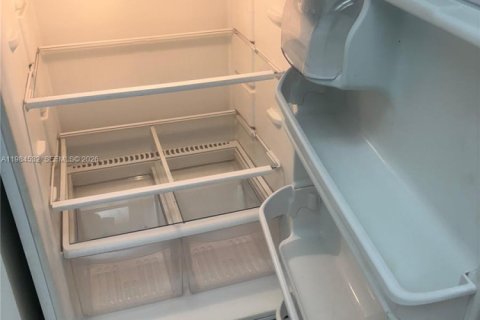 Снять в аренду квартиру в Майами, Флорида 1 спальня, 62.06м2, № 2045727 - фото 2