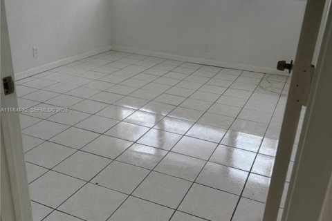 Снять в аренду квартиру в Майами, Флорида 1 спальня, 62.06м2, № 2045727 - фото 4