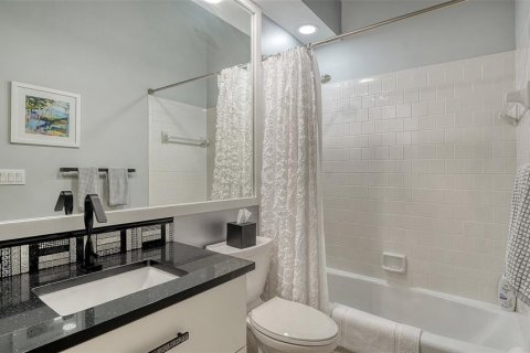 House in University Park, Florida 2 bedrooms, 149.48 sq.m. № 1903487 - photo 27