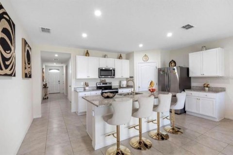 House in Haines City, Florida 4 bedrooms, 173.45 sq.m. № 2201966 - photo 3