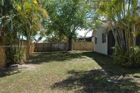 House in Homestead, Florida 3 bedrooms, 122.45 sq.m. № 2075243 - photo 8