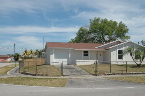 Casa en Homestead, Florida 3 dormitorios, 122.45 m2 № 2075243
