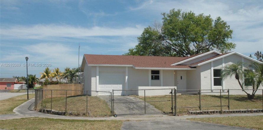House in Homestead, Florida 3 bedrooms, 122.45 sq.m. № 2075243