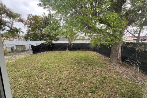 House in Homestead, Florida 3 bedrooms, 122.45 sq.m. № 2075243 - photo 11