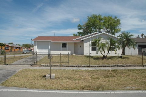 House in Homestead, Florida 3 bedrooms, 122.45 sq.m. № 2075243 - photo 2