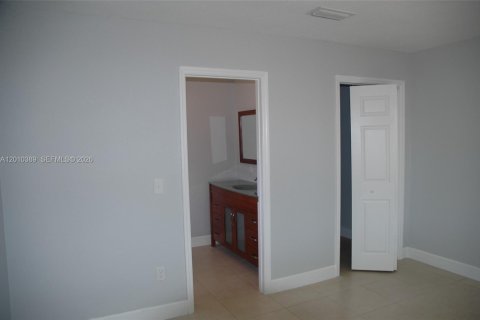 House in Homestead, Florida 3 bedrooms, 122.45 sq.m. № 2075243 - photo 6