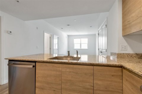 Condo in Orlando, Florida, 3 bedrooms № 2220847 - photo 9