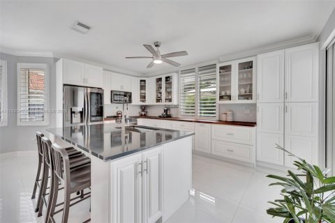 House in Miami, Florida 5 bedrooms, 247.77 sq.m. № 2039420 - photo 11
