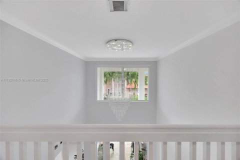 House in Miami, Florida 5 bedrooms, 247.77 sq.m. № 2039420 - photo 29