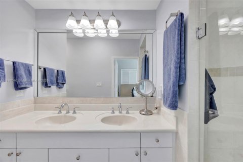 House in Miami, Florida 5 bedrooms, 247.77 sq.m. № 2039420 - photo 26