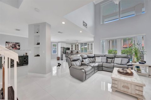House in Miami, Florida 5 bedrooms, 247.77 sq.m. № 2039420 - photo 7