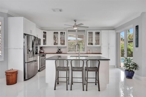 House in Miami, Florida 5 bedrooms, 247.77 sq.m. № 2039420 - photo 12