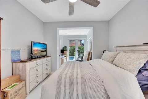 House in Miami, Florida 5 bedrooms, 247.77 sq.m. № 2039420 - photo 22