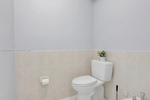 House in Miami, Florida 5 bedrooms, 247.77 sq.m. № 2039420 - photo 27