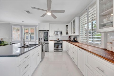 House in Miami, Florida 5 bedrooms, 247.77 sq.m. № 2039420 - photo 8