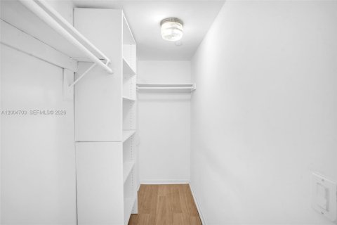 Condo in Miami, Florida, 3 bedrooms  № 2068649 - photo 16