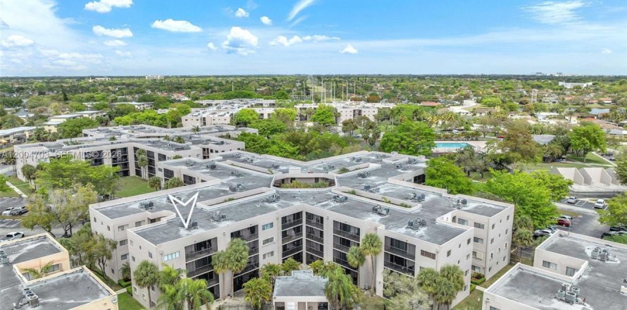 Condo in Miami, Florida, 3 bedrooms  № 2068649