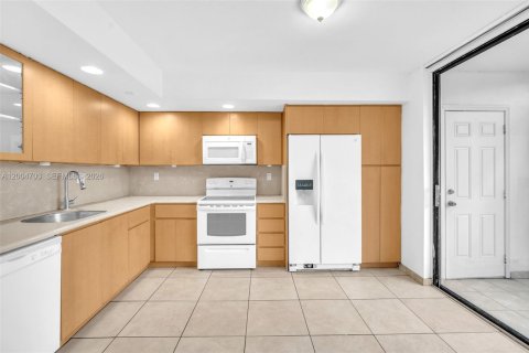 Condo in Miami, Florida, 3 bedrooms  № 2068649 - photo 6