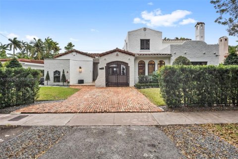 House in Coral Gables, Florida 4 bedrooms, 335.38 sq.m. № 2153223 - photo 2