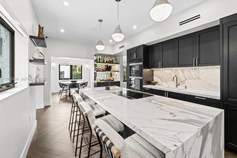 House in Coral Gables, Florida 4 bedrooms, 335.38 sq.m. № 2153223 - photo 15