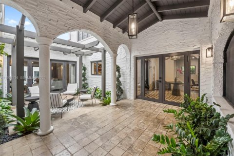 House in Coral Gables, Florida 4 bedrooms, 335.38 sq.m. № 2153223 - photo 5
