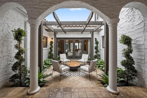 House in Coral Gables, Florida 4 bedrooms, 335.38 sq.m. № 2153223 - photo 6