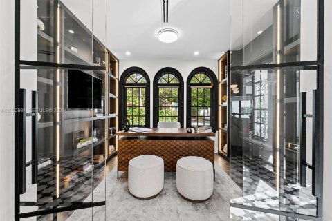 House in Coral Gables, Florida 4 bedrooms, 335.38 sq.m. № 2153223 - photo 10