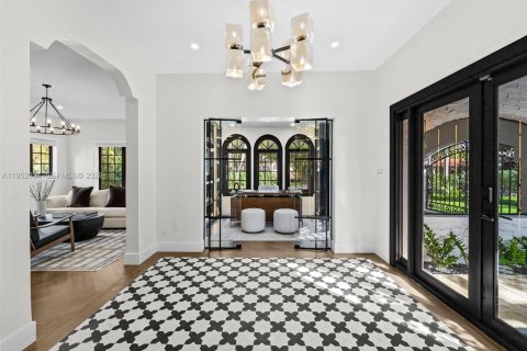 House in Coral Gables, Florida 4 bedrooms, 335.38 sq.m. № 2153223 - photo 9