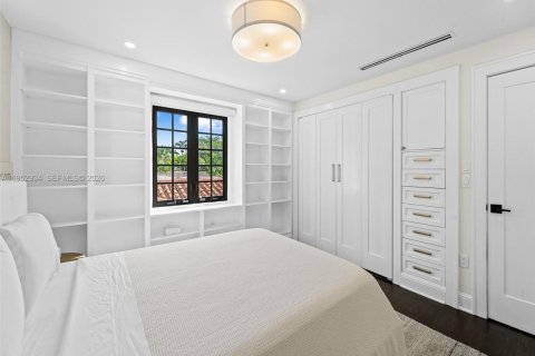 House in Coral Gables, Florida 4 bedrooms, 335.38 sq.m. № 2153223 - photo 27