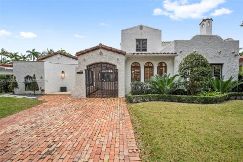 House in Coral Gables, Florida 4 bedrooms, 335.38 sq.m. № 2153223 - photo 3