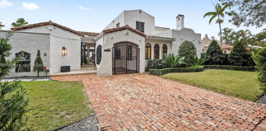 House in Coral Gables, Florida 4 bedrooms, 335.38 sq.m. № 2153223