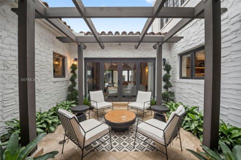 House in Coral Gables, Florida 4 bedrooms, 335.38 sq.m. № 2153223 - photo 7