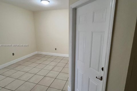 Снять в аренду таунхаус в Хомстед, Флорида 4 спальни, 150.13м2, № 1991910 - фото 3