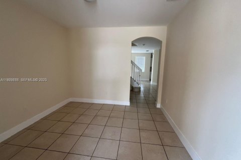 Снять в аренду таунхаус в Хомстед, Флорида 4 спальни, 150.13м2, № 1991910 - фото 4