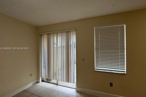 Снять в аренду таунхаус в Хомстед, Флорида 4 спальни, 150.13м2, № 1991910 - фото 7