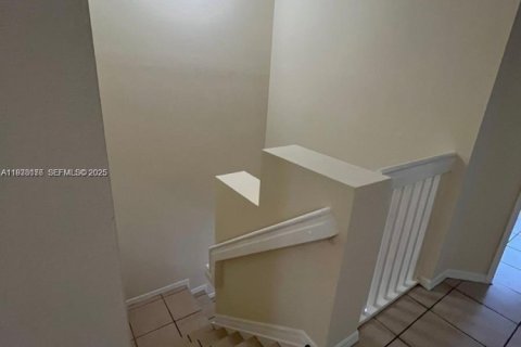 Снять в аренду таунхаус в Хомстед, Флорида 4 спальни, 150.13м2, № 1991910 - фото 16