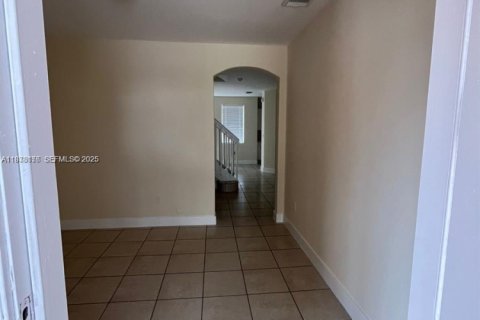 Снять в аренду таунхаус в Хомстед, Флорида 4 спальни, 150.13м2, № 1991910 - фото 2