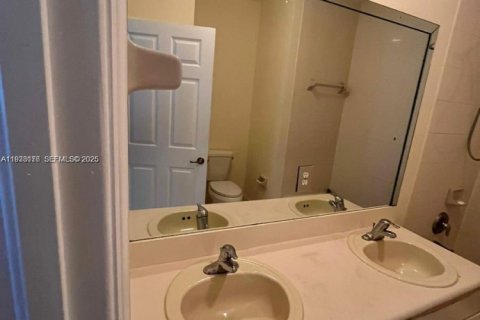 Снять в аренду таунхаус в Хомстед, Флорида 4 спальни, 150.13м2, № 1991910 - фото 14