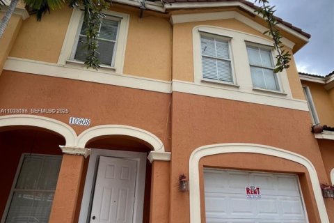 Снять в аренду таунхаус в Хомстед, Флорида 4 спальни, 150.13м2, № 1991910 - фото 1