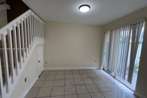 Снять в аренду таунхаус в Хомстед, Флорида 4 спальни, 150.13м2, № 1991910 - фото 5