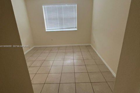 Снять в аренду таунхаус в Хомстед, Флорида 4 спальни, 150.13м2, № 1991910 - фото 13
