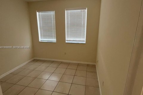 Снять в аренду таунхаус в Хомстед, Флорида 4 спальни, 150.13м2, № 1991910 - фото 10