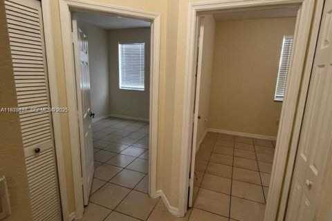 Снять в аренду таунхаус в Хомстед, Флорида 4 спальни, 150.13м2, № 1991910 - фото 9