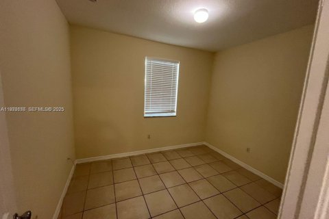 Снять в аренду таунхаус в Хомстед, Флорида 4 спальни, 150.13м2, № 1991910 - фото 8