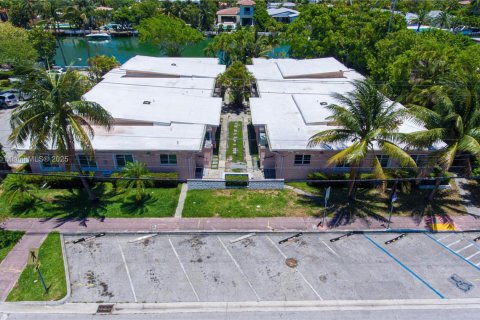 Villa ou maison à vendre à Miami Beach, Floride: 2 chambres, 80.82 m2 № 1890862 - photo 2
