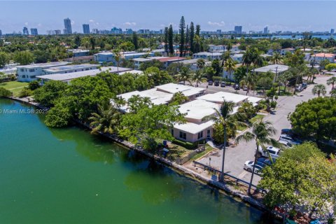 Villa ou maison à vendre à Miami Beach, Floride: 2 chambres, 80.82 m2 № 1890862 - photo 8