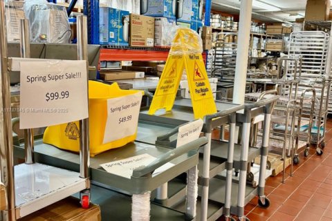 Купить коммерческую недвижимость в Майами-Гарденс, Флорида № 1959028 - фото 11